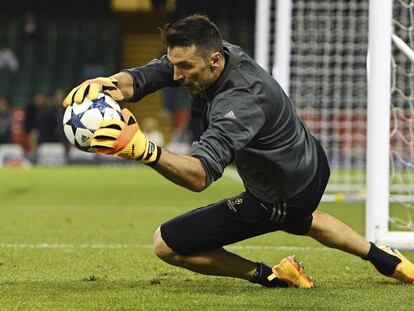 Buffon bloca un bal&oacute;n en el &uacute;ltimo entrenamiento de la Juve, en Cardiff.