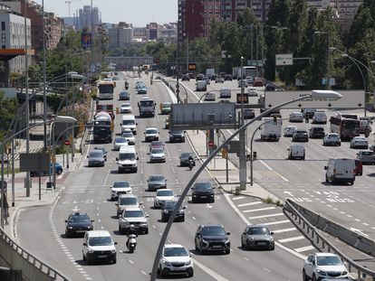 Tráfico denso en la avenida de la Meridiana de Barcelona.