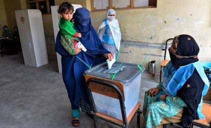 Una mujer vota el sábado en un colegio electoral en Jalalabad.