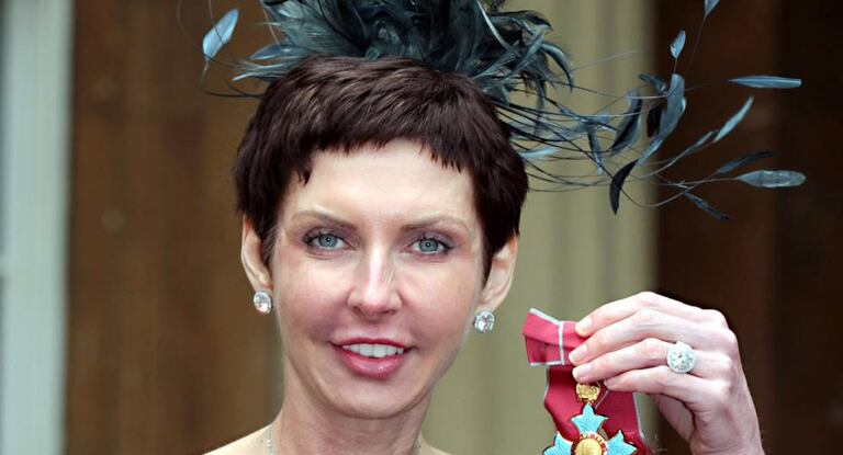 Denise Coates, en una imagen de 2012, tras recibir una condecoración de Isabel II.