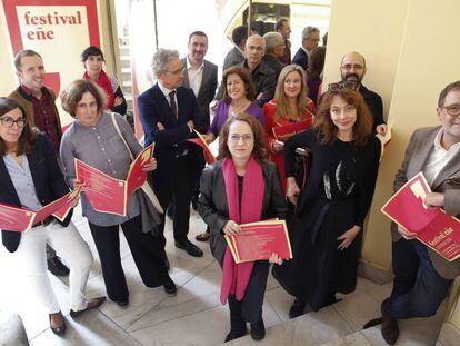 La escritora y directora del Festival Eñe, Marta Sanz, en el centro.