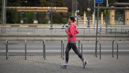 Una 'runner' a la Diagonal de Barcelona, aquest dimecres.