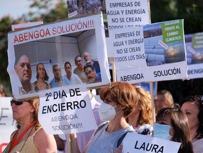 Concentración de trabajadores de Abengoa en la puerta de la sede de Palmas Altas en Sevilla.