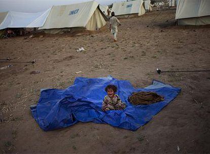 Una niña paqustaní llora en un campo de refugiados del noroeste de Pakistán.