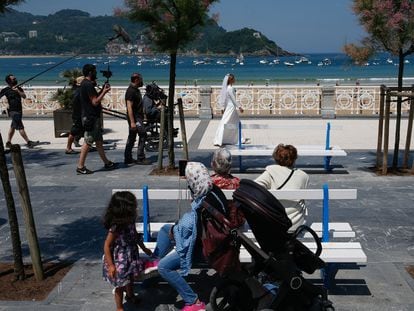 Una actriz vestida de novia participa en el rodaje de un anuncio publicitario en el paseo de la playa de la Concha de San Sebastián.