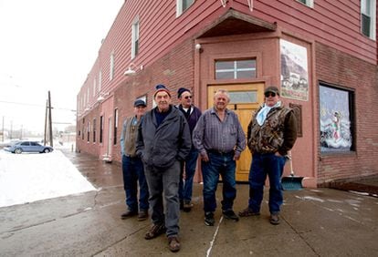 Varios protagonistas del documental 'Amerikanuak', en uno de los bares vascos en Elko (Nevada, Estados Unidos).