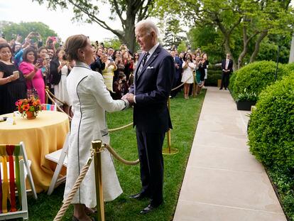 El presidente de Estados Unidos, Joe Biden, y Beatriz Gutiérrez Müller, esposa de su homólogo mexicano, Andrés Manuel López Obrador, este jueves en los jardines de la Casa Blanca.
