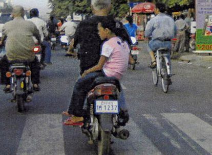 Un turista traslada a una menor, probablemente una víctima.