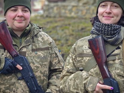Dos voluntarias ucranias alistadas en el Ejército y preparadas para la guerra, en una base no localizada.