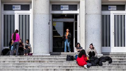 Estudiantes en la Universidad Complutense de Madrid, el pasado febrero.