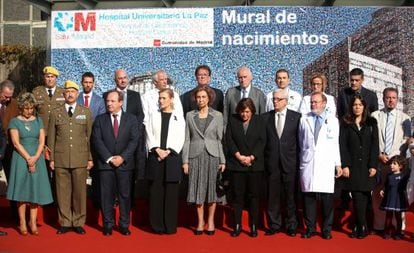 La reina Sofía, acompañada de Cristina Cifuentes y otras autoridades, durante el minuto de silencio en recuerdo de las víctimas de París.