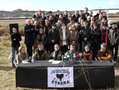 Los concentrados, durante la rueda de prensa que han ofrecido a las puertas de la cárcel de Logroño.