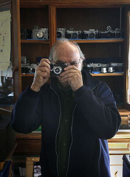 Carlos Saura tiene en su casa de la sierra de Madrid una colección de cámaras fotográficas.