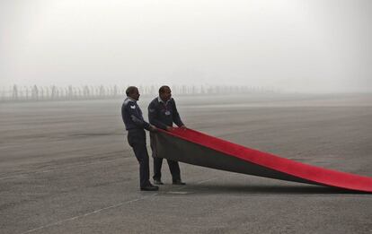 Oficiales de la fuerza aérea India ponen la alfombra roja en el aeropuerto de Nueva Delhi,antes de la llegada del Presidente surcoreano Park Geun-Hye, en visita oficial de cuatro días a la India.