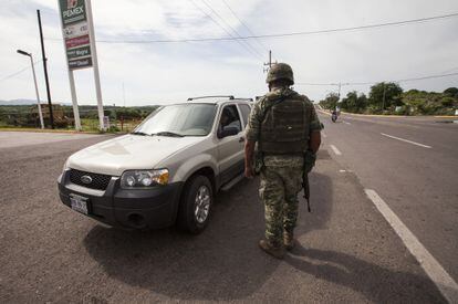 Retén militar este martes en la Sierra de Sinaloa.