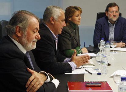 Mayor, Arenas, Cospedal y Rajoy, en el comité que analizó ayer la estrategia del PP sobre financiación.