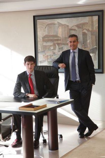 El estudiante Jaime Idiazábal, junto al consejero delegado del BBVA, Ángel Cano.