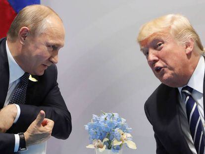 El presidente de EE UU, Donald Trump (der.) y su homólogo ruso, Vladímir Putin (izq.), en un encuentro del G20 en Hamburgo en julio de 2017. 