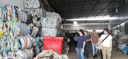 Un grupo visita la cooperativa de reciclaje Sem Fronteira.