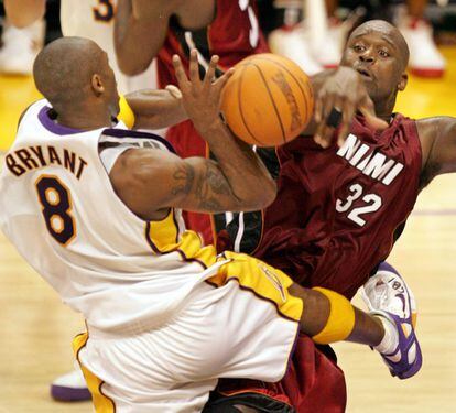 Kobe Bryant y Shaquille O'Neal luchan por un balón en un partido entre Lakers y Miami, el 25 de diciembre de 2004. Fue el primero de los 11 duelos oficiales que mantuvieron en la NBA, con siete triunfos para los equipos que defendió Shaquille (Miami, Phoenix, Cleveland y Boston) y cuatro para los Lakers.