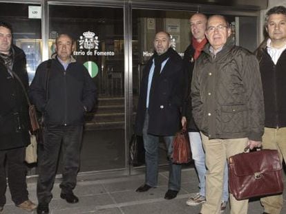 Representantes de los trabajadores de RENFE, a la salida del Ministerio.