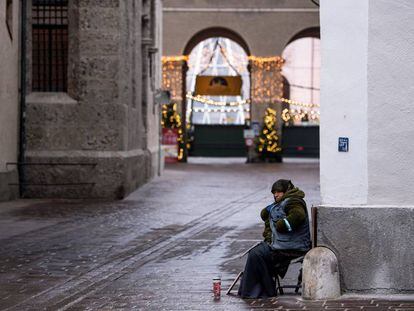 Una mujer pide limosna en Salzburgo (Austria).