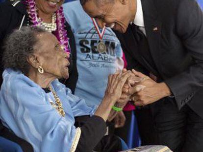 Amelia Boynton saluda a Barack Obama en Selma, Alabama, a principios de este a&ntilde;o.