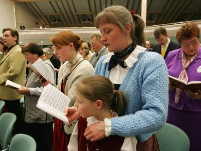 Testigos de Jehová, durante una ceremonia religiosa en Alemania en 2005 