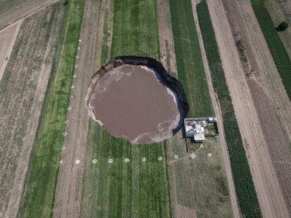 Vista aérea del socavón que se ha abierto en unas tierras de cultivo en Santa María Zacatepec, Puebla, el 1 de junio de 2021.