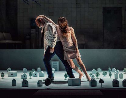 José Luis Torrijo e Irene Escolar, en una escena de 'Blackbird'.