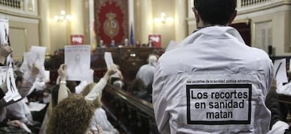 Un grupo de trabajadores de la sanidad ha protagonizado el inicio de las XV jornadas de Puertas Abiertas del Senado. Se han sentado en los escaños con batas y después se las han quitado para seguir con normalidad la visita.