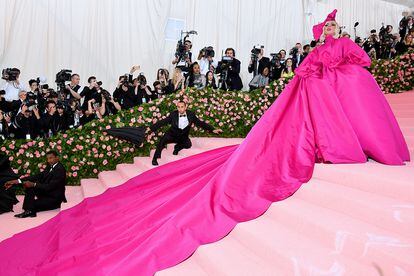 Cuando se anunció que la temática de la exposición anual que el Museo Metropolitan de Nueva York dedica a la moda sería el Camp (un concepto ideado por Susan Sontag que define lo extravagante y lo irónico) no había duda de que la alfombra roja prometía. La aparición de Lady Gaga, una de las anfitrionas este año, no tardó en confirmarlo.