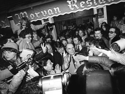 François Mitterrand, en su feudo de Château-Chinon, en la noche de su victoria electoral el 10 de mayo de 1981.