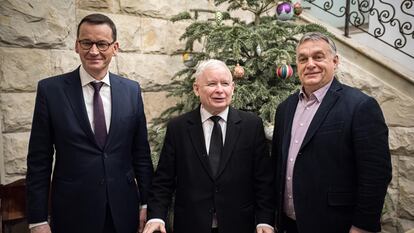 Desde la izquierda, el primer ministro polaco, Mateusz Morawiecki, el presidente del Partido Ley y Justicia (PiS), Jaroslaw Kaczyński, y el primer ministro húngaro, Viktor Orbán.