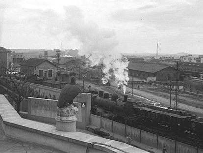La vista de las vías de tren cerca de la estación de Delicias desde la azotea de la fábrica de cervezas El Águila