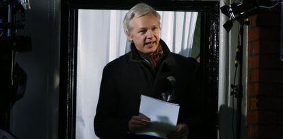 Julian Assange se dirige a sus seguidores desde el balc&oacute;n de la Embajada de Ecuador en Londres.