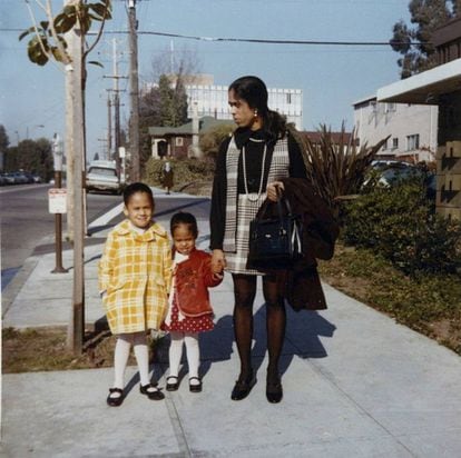 Kamala Harris (izquierda); su hermana pequeña, Maya, y su madre, Shyamala Gopalan, en 1970.