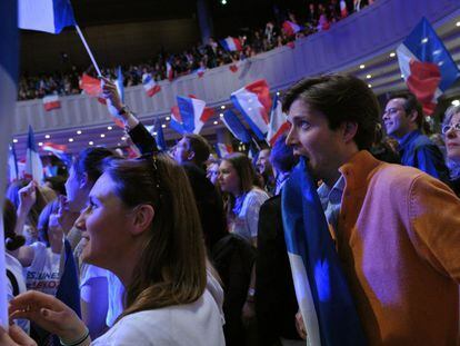 Simpatizantes del partido UMP de Nicolas Sarkozy esperan nerviosos los resultados de la segunda vuelta en el sal&oacute;n La Mutualite de Par&iacute;s.
