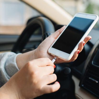 Cargar el móvil en el coche: ¿por qué es dañino para la batería del teléfono?