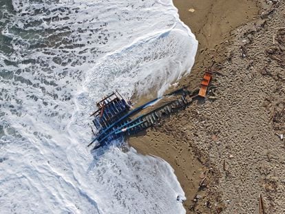 Restos del barco naufragado en las costas calabresas y que ha provocado la muerte de al menos 62 migrantes que trataban de llegar en él hasta Europa