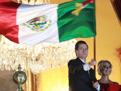El presidente de México, Enrique Peña Nieto, este sábado, durante la celebración de la independencia en la capital.