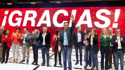 El Presidente del Gobierno Pedro Sánchez con su nuevo gobierno, en Madrid, el pasado 26 de noviembre.