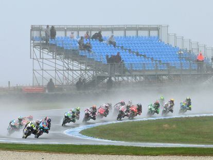 La carrera de Moto3 pasada por lluvia.