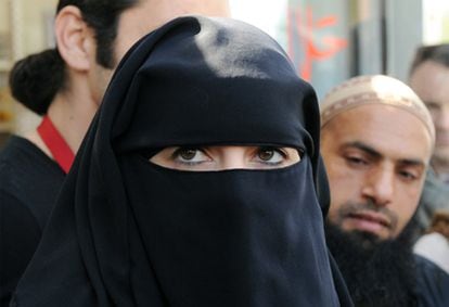 Anne, la musulmana francesa multada por conducir con el <i>niqab</i> comparece ante la prensa en Nantes (oeste de Francia).