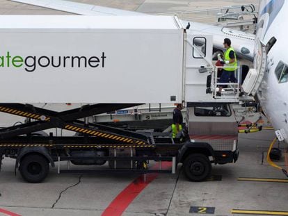 Una furgoneta de Gategroup suministra alimentos a un avión