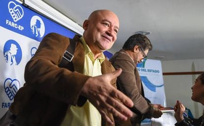 Los comandantes de las FARC, Carlos Antonio Lozada e Iván Márquez se preparan para el Congreso en Bogotá.
