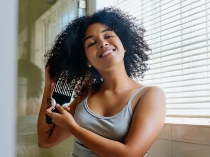 El cepillado fortalece el cuero cabelludo y estimula el crecimiento del cabello,.GETTY IMAGES.