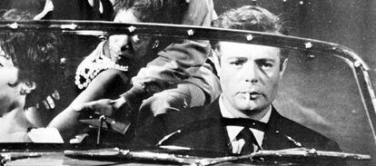 Imagen de la película 'La dolce vita', de Federico Fellini, con el actor Marcello Mastroianni conduciendo un coche. Su personaje en el largometraje, Marcello Rubini, es el de un periodista con veleidades literarias.