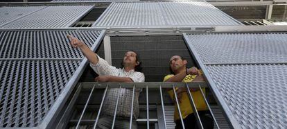 Abel (derecha) y su vecino Juan Andrés, en la terraza del piso de este último, en la calle del Pinar de San José en el Ensanche de Carabanchel.