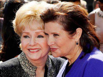 Las actrices Debbie Reynolds y, a la derecha, Carrie Fisher, en una imagen de 2011.